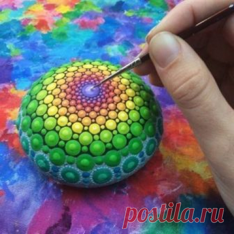 Красивые мандалы на круглых камнях