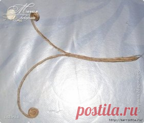 Золотой виноград из джута и мешковины.