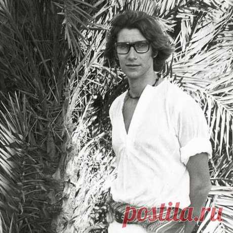 Yves Saint Laurent’s first visit to Marrakech marked the start of a love affair: that 1966 encounter captivated the couturier, soon infiltrating his designs. Together with partner Pierre Bergé, Saint Laurent promptly purchased a home in the medina, which would serve both as an unlikely refuge from the mania of Paris and an enduring muse. Первый визит Ива Сен-Лорана в Марракеш ознаменовал начало любовного романа: эта встреча 1966 года пленила кутюрье, вскоре проникнув в его проекты.