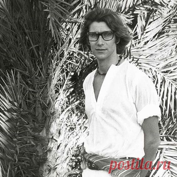Yves Saint Laurent’s first visit to Marrakech marked the start of a love affair: that 1966 encounter captivated the couturier, soon infiltrating his designs. Together with partner Pierre Bergé, Saint Laurent promptly purchased a home in the medina, which would serve both as an unlikely refuge from the mania of Paris and an enduring muse. Первый визит Ива Сен-Лорана в Марракеш ознаменовал начало любовного романа: эта встреча 1966 года пленила кутюрье, вскоре проникнув в его проекты.