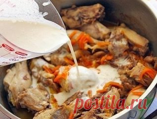 Курочка в молочно-сметанном соусе
И вроде бы, кажется, что ничего особенного - курица в молочно-сметанном соусе. Но, во-первых, я никогда не пробовала курицу с таким соусом, во-вторых, это оказалось так вкусно!
Ингредиенты:
Курица ( кролик, индейка ) - 1 штука ( количество не принципиально и можно брать обычное филе без кожи)
1 небольшая морковка ( либо четверть красного болгарского сладкого перца)
Вешенки или шампиньоны немножко ( для детей от 7 лет)
Немного растительного масла для смазки ск