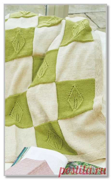 Вязание спицами для интерьера. Описание модели со схемой и выкройкой. Двухцветный плед из квадратов с листьями. Размер 106 x 126 см