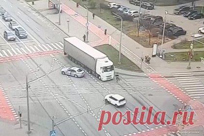 В Москве гаишник остановил грузовик с водителем без сознания и попал на видео