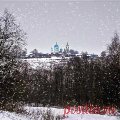 Снег кружится и падает