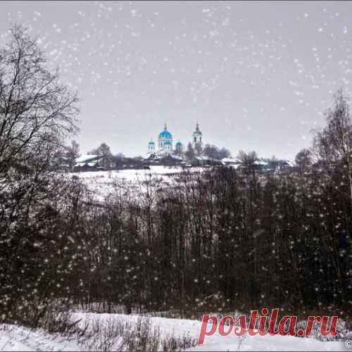 Снег кружится и падает