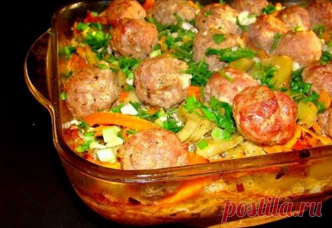 Картофельная запеканка с тефтелями – кулинарный рецепт с фото, как приготовить на Вкусно Дома Картофельная запеканка с тефтелями. Готовим дома вкусную картофельную запеканку с тефтелями из фарша. Простой рецепт приготовления картофельной запеканки с тефтелями.