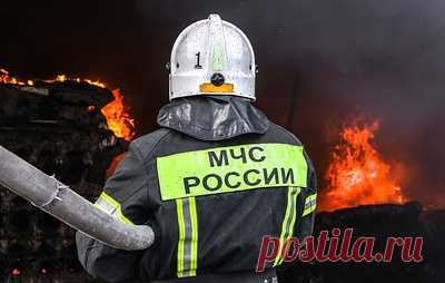 В Тульской области при падении обломков БПЛА загорелась кровля магазина. В регионе сохраняется опасность атаки беспилотников