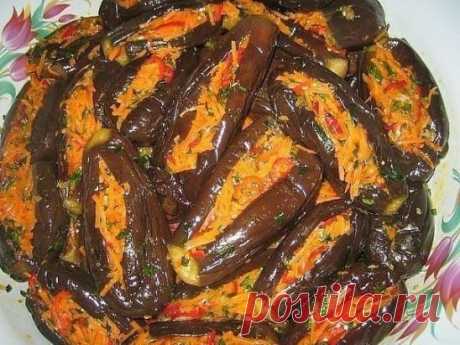 "Манзаны" фаршированные баклажаны по-гречески
Ингредиенты:
Баклажаны — 15 кг.,
Морковь — 5 кг.,
перец болгарский — 2 кг.,
петрушка — 500 гр.,
чеснок — 500 гр. ( чеснок можно и 1 кг., по вашему вкусу) соль четыре горсточки.
Приготовление:
Баклажаны помыть, аккуратно отрезать плодоножку, с одной стороны, в середине сделать надрез 5 см., отварить до готовности, отдельно маленькие, а затем крупные, вареные баклажаны нужно остудить в проточной холодной воде, выложить на лежащую наклонно доску ряда