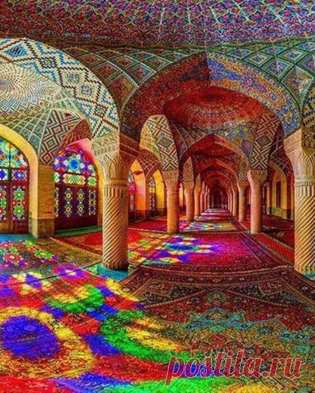 Mosquée Nasir al-Mulk - Iran - Beautiful - Travel - Colorful  |  Найдено на сайте theberry.com.