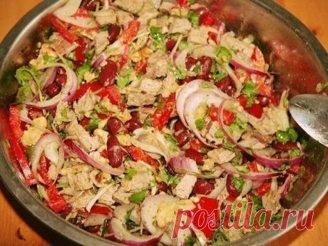 Вкусный салат с фасолью
▬▬▬▬▬▬▬▬▬▬▬▬▬▬▬▬▬▬▬▬▬▬▬▬▬
Ингредиенты:
- 1 банка красной фасоли
- 200-250 г отварной говядины (берем нежирный кусочек весом грамм 300, отвариваем в подсоленной воде час-полтора)
- 1 средняя красная луковица
- 1 красный болгарский перец
- половинка острого перца
- 2-3 зубчика чеснока
- 50 г грецких орехов
- средний пучок кинзы
- молотый черный перец
- хмели-сунели

Для заправки:
- оливковое масло
- винный уксус

Приготовление:
Лук режем тонкими полук...