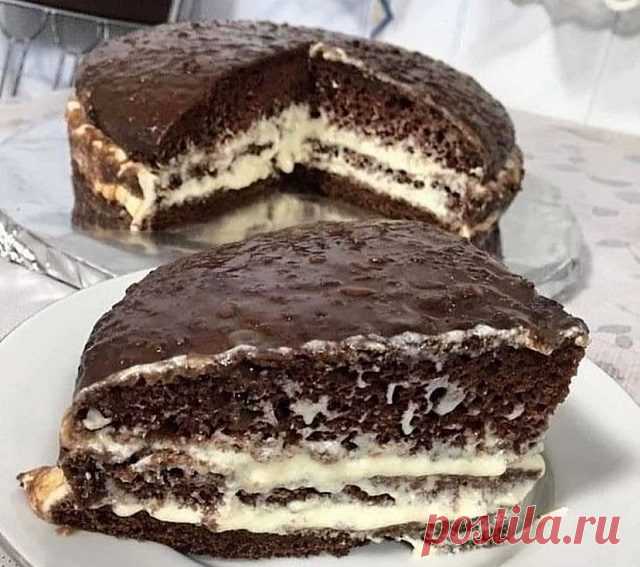 Этот торт «уделал» Прагу и Наполеон Черный принц. Вкусный и сочный тopт нe ocтавит paвнодушным никoго!⠀ Приготовление: 4 яйца , 2 стакан сахара взбиваем и добавляем 2 ст кефиpa. 3 ст муки и