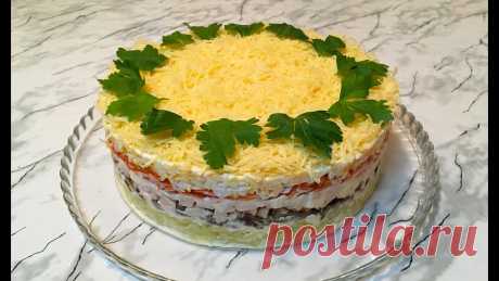 Салат "Королевский" / Салат с Курицей / Chicken Salad Recipe / Праздничный Салат (Очень Вкусно) Диаметр блюда 28 см.Диаметр разъёмного кольца 20 см.Ингредиенты:- 4 шт. отварного картофеля;- 250 г. свежих шампиньонов;- 1 головка репчатого лука;- подсолнечное рафинированное масло для жарки;- соль, перец черный молотый по вкусу;- 300 г. копченой курицы;- 150 г. моркови по - корейски;-...