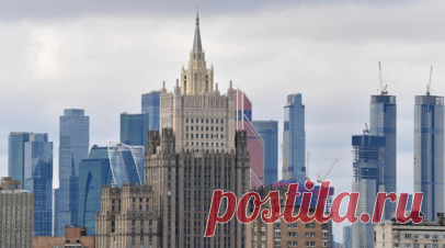 МИД: Россия вправе применять оружие по военным объектам стран, помогающих Киеву. Москва вправе применять оружие против военных объектов тех стран, которые позволяют киевскому режиму своим оружием бить вглубь России. Об этом заявила официальный представитель МИД Мария Захарова на брифинге. Читать далее