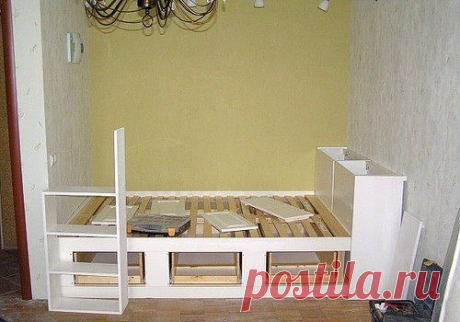 Небольшая кровать в нише однокомнатной квартиры