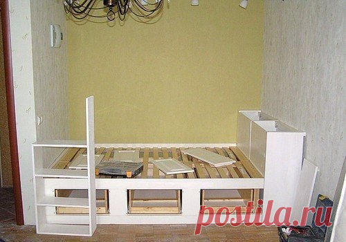 Небольшая кровать в нише однокомнатной квартиры