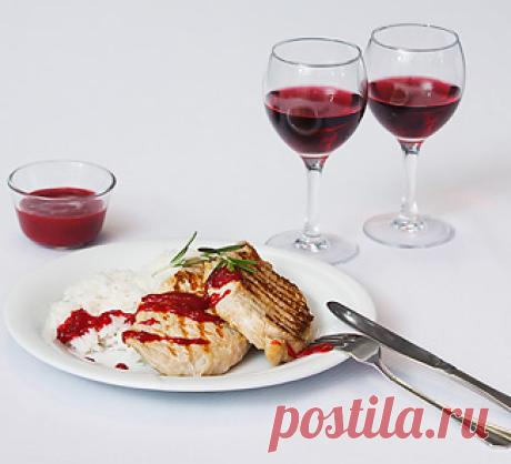 Отбивная из свинины с клюквенным соусом. Пошаговый рецепт с фото на Gastronom.ru-4 свиные отбивные примерно по 200 г каждая
2 ст. л. оливкового масла
соль и перец по вкусу
Для соуса:

250 г клюквы (можно замороженной)
2 маленькие луковицы шалота
30 + 20 г сливочного масла
120 мл красного сухого вина
1 ст. л. коричневого сахара
щепотка соли
свежемолотый белый перец
веточка розмарина
1 ч. л. крахмала
1 ст. л. бальзамического уксуса