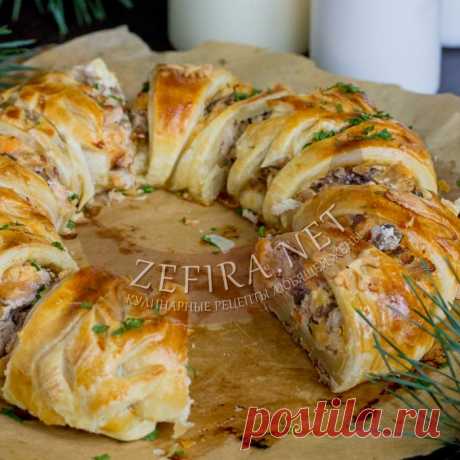 Пирог из слоеного теста с курицей и грибами «Рождественский венок» Простой рецепт закусочного пирога из слоеного теста с начинкой из курицы, грибов и сыра. Пирог можно оформить в виде Рождественского венка.