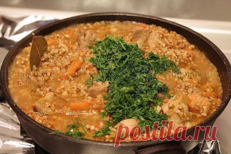 Рецепт такой гречки покорил весь мир!

Ингредиенты:

● Гречневая крупа - 150 гр .
● Фарш мясной - 250-300 гр .
● Лук репчатый - 1 шт.
● Томатная паста - 2 ст.л.
● Чеснок - 2 зубчика .
● Морковь - 1 шт ( небольшая ) .
● Масло растительное - 2-3 ст.л.

Приготовление:

1. Гречку промыть, подсушить на сковороде, смазанной маслом.
2. Обжарить мелко порезанный лук, фарш и натертую на крупной терке морковь до золотистого цвета.
Добавить томатную пасту, тщательно перемешать.
3. К ...