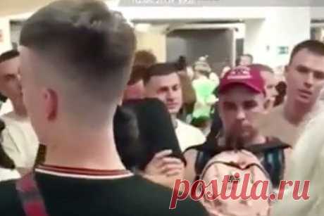 Вылетающие в Турцию россияне устроили бунт в аэропорту и попали на видео. Вылетающие из Екатеринбурга в Анталью российские туристы устроили бунт в аэропорту Кольцово и попали на видео. Так, стало известно, что свыше 400 россиян застряли в авиагавани ночью в пятницу, 21 июля. Все они провели почти сутки в ожидании своего рейса в Турцию, который переносился несколько раз.