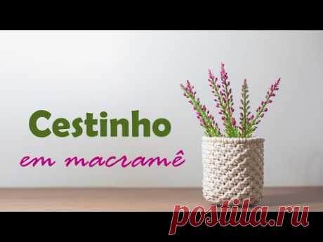 CESTINHO EM MACRAMÊ - YouTube Шнур 3мм.  29 х 96 см. Чтобы узнать размер, который вам нужно сделать: измерьте высоту горшка, который вы будете использовать и умножьте его на 12. В ее случае высота была 8 см, и она умножилась на 12, так получилось 96 см  для каждого шнура. Чтобы заполнить горшок на весь диаметр, ей понадобилось 29 шнуров, которые она прикрепила к основному шнуру, сложив их посередине.