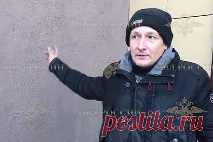 Россиянин на лету поймал выкинутую с пятого этажа годовалую девочку. Россиянин спас годовалую девочку, которую ее отец выбросил с пятого этажа. Инцидент произошел в Казани. Водитель Альберт Бикмуллин услышал детские крики и увидел, как мужчина высунул двоих детей-близнецов из окна и, держа их за одежду, грозился выкинуть их. Бросившийся на помощь очевидец успел поймать ребенка на лету.