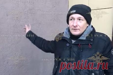 Россиянин на лету поймал выкинутую с пятого этажа годовалую девочку. Россиянин спас годовалую девочку, которую ее отец выбросил с пятого этажа. Инцидент произошел в Казани. Водитель Альберт Бикмуллин услышал детские крики и увидел, как мужчина высунул двоих детей-близнецов из окна и, держа их за одежду, грозился выкинуть их. Бросившийся на помощь очевидец успел поймать ребенка на лету.