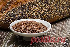 Как правильно употреблять семена льнаСамый простой способ использования семян льна – добавление их в пищу – в различные салаты, фруктовые и овощные блюда, каши, молочные продукты (кефир, творог, йогурт, молоко). Очень необычный вкус семя льна придает соусам. Даже в выпечку можно добавлять семена льна: вафли, торты, блинчики. Обогатят вкус вместе с семенами льна обычные семечки подсолнуха и кунжут.