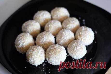 Конфеты «Рафаэлло». Очень просто, а самое главное вкусно!

Ингредиенты к рецепту:
Молоко, сгущенное натуральное – 1 банка
Масло сливочное – 2-3 ст. л.
Показать полностью…