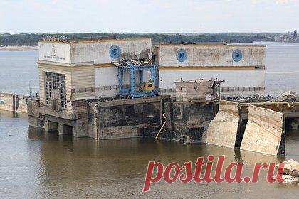 Киев решил отремонтировать Каховскую ГЭС. Премьер-министр Украины Денис Шмыгаль сообщил, что правительство страны утвердило экспериментальный проект ремонта Каховской гидроэлектростанции (ГЭС). Вначале Киев рассчитывает спроектировать необходимые для инженерные конструкции, а после занятия Херсонской области начать строительные работы.