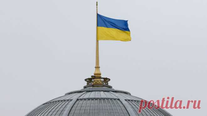 На Украине уволили старосту села, защищавшего памятник советскому солдату. Старосту села Смыков во Львовской области Украины Виталия Левицкого, который не позволил снести памятник советскому солдату, уволили. На монументе была указана фамилия его деда, погибшего в годы Великой Отечественной войны, сообщает ...