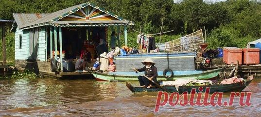 Когда-то озеро Тонлесап было источником пищи и средством для выживания для миллионов человек – особенно для рыбаков, каждый год в сезон дождей выходящих за богатым уловом. Теперь ему грозит экологическая катастрофа: рыбные ресурсы резко оскудели, засилье плотин на Меконге сократило поток воды, а повышение температуры сыграло злую шутку с экосистемой озера.