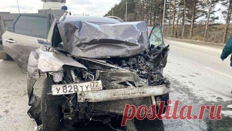 Под Тюменью при массовом столкновении машин пострадали три человека. В Тюменской области троих человек госпитализировали после массовой аварии. Об этом сообщает пресс-служба управления ГИБДД по региону. Инцидент произошел на 305-м километре автодороги Екатеринбург – Тюмень. Машина марки Nissan ...