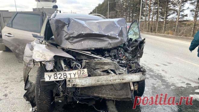 Под Тюменью при массовом столкновении машин пострадали три человека. В Тюменской области троих человек госпитализировали после массовой аварии. Об этом сообщает пресс-служба управления ГИБДД по региону. Инцидент произошел на 305-м километре автодороги Екатеринбург – Тюмень. Машина марки Nissan ...