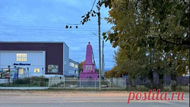 В Бурятии назвали пропагандой ЛГБТ решение покрасить советский памятник в розовый цвет. В бурятском селе Бичура памятник павшим в борьбе за власть Советов 1919-1920 годов перекрасили в розовый цвет. Такую идею назвали кощунством, пишет издание "Аргументы и факты". "Скажите, это нормально? Покрасили памятник в ...