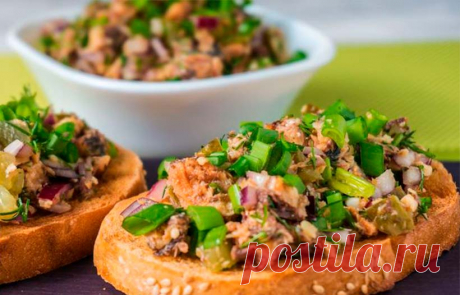 Удивительно вкусная закуска, которую совсем нетрудно приготовить Вкусная, заодно простая рыбная закуска. Можно подать ее как обычный салат или же выложить горкой на хлеб, сделав бутерброды. Отличный вариант для новогоднего стола.
Что потребуется:

зеленый лук – пуч…