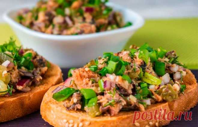 Удивительно вкусная закуска, которую совсем нетрудно приготовить Вкусная, заодно простая рыбная закуска. Можно подать ее как обычный салат или же выложить горкой на хлеб, сделав бутерброды. Отличный вариант для новогоднего стола.
Что потребуется:

зеленый лук – пуч…
