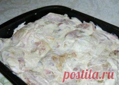 Курица, запеченная с гречкой
Крупа пропитывается соком мяса, получается гречневая каша божественного вкуса, особенно в сочетании с хмели-сунели, а сырная корочка, как фольга, сохраняет все полезные и питательные вещества внутри продукта.
Ингредиенты:
- курица средних размеров
- 2 стакана гречки
- сыр
- сметана
- лук
- чеснок
- приправа хмели-сунели
- соль
-раст. масло 1 ст л