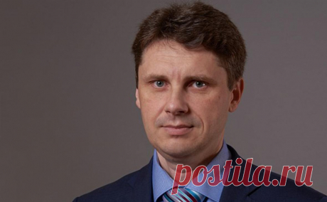 Чиновнику мэрии Курска объявили выговор из-за баннера с бойцом ВСУ. Исполняющий обязанности главы комитета архитектуры и градостроительства мэрии Курска получил выговор из-за халатности при изготовлении и размещении баннера с призывом на контрактную службу. На баннере изображен военный в форме ВСУ