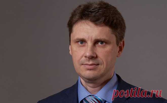 Чиновнику мэрии Курска объявили выговор из-за баннера с бойцом ВСУ. Исполняющий обязанности главы комитета архитектуры и градостроительства мэрии Курска получил выговор из-за халатности при изготовлении и размещении баннера с призывом на контрактную службу. На баннере изображен военный в форме ВСУ