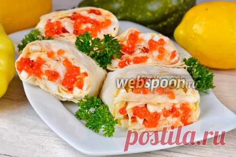 Рулетики из лаваша с яйцами, кальмарами и красной икрой