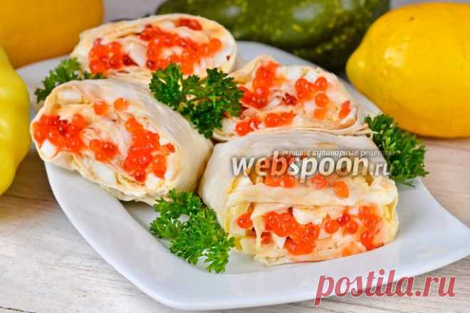 Рулетики из лаваша с яйцами, кальмарами и красной икрой