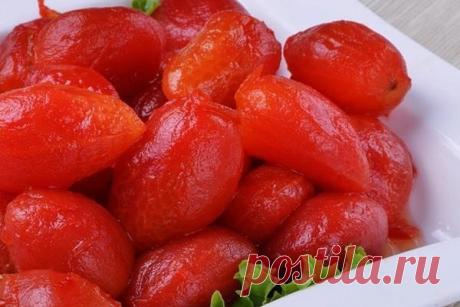 ПОМИДОРЫ В СОБСТВЕННОМ СОКУ! 
Легкое приготовление, а вкус просто божественный. 
Очень простой и практичный рецепт, в котором найдется применение и крупным, и мягким, и немного придавленным помидоркам. 

Ингредиенты: 
- Крупные, спелые помидоры для сока 
- Мелкие помидоры 
- Соль и сахар 
- Душистый перец-горошек 
- Лавровый лист 
- Гвоздика и корица (не обязательно, это на любителя) 

Приготовление: 
Помидоры рассортируйте – крупные, мятые, мягкие помидоры пойдут на сок, ...