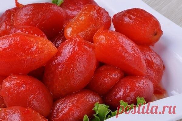 ПОМИДОРЫ В СОБСТВЕННОМ СОКУ! 
Легкое приготовление, а вкус просто божественный. 
Очень простой и практичный рецепт, в котором найдется применение и крупным, и мягким, и немного придавленным помидоркам. 

Ингредиенты: 
- Крупные, спелые помидоры для сока 
- Мелкие помидоры 
- Соль и сахар 
- Душистый перец-горошек 
- Лавровый лист 
- Гвоздика и корица (не обязательно, это на любителя) 

Приготовление: 
Помидоры рассортируйте – крупные, мятые, мягкие помидоры пойдут на сок, ...