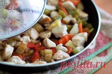 Курица с овощами Курица с овощами - это вкусное и полезное блюдо, которое сочетает в себе нежное куриное мясо и свежие овощи. Овощи сохраняют свою хрустящую текстуру благодаря быстрой обжарке, а соус из соевого соуса и меда придает блюду пикантный вкус. Это блюдо идеально подходит для легкого и сытного обеда или ужина.
