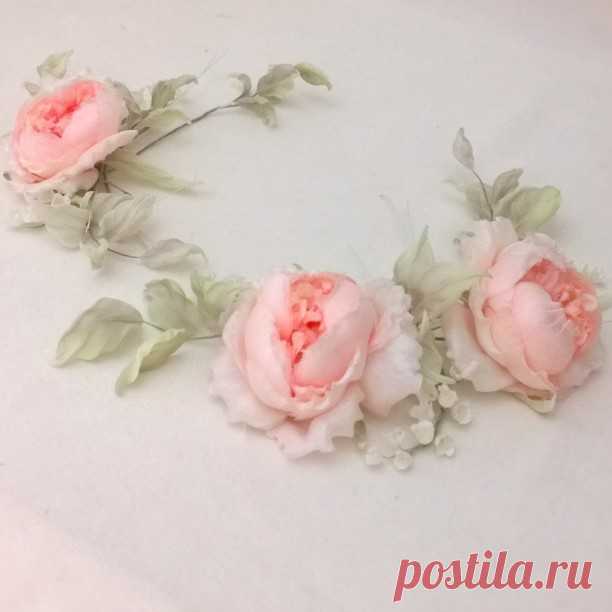 Ночные 🌌 #розы 🌿🌹🌿 самые красивые 🙈 
#сборкавеночка #творческиймомент #примерка к эскизу 🎨 #садовыерозы #artwork #accessorieshandmade #mywork #flowersilk #работаназаказ #веонокнаголову #набросок #design #details #цветочноеателье #marinakoneva #floweralley ❤ #люблюделатьцветы #авторскиецветы #ручнаяработа