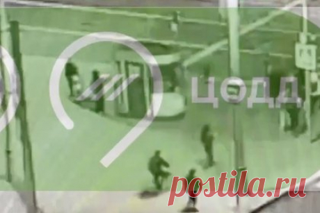 Организованная группа самокатчиков-вандалов разрисовала пост ДПС и попала на видео