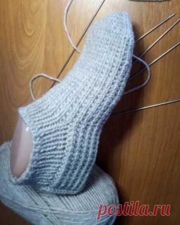 Тапочки - носочки мужские Автор knitters_blogБесшовные на двух спицах. Размер 40 - 41Для работы:спицы № 2, 75 и № 3; пряжа на 100 г./240 м. (50% шерсть/50% акрил)Мысок.На спицы набрать 18 петель (набор "Джуди") на каждой спице по 9 петель.1 ряд: лицевой (вяжем по кругу)2 ряд (начало узора, прибавки!): первая спица...
