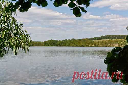 Голубое озеро в Самарской области, а также другие известные самарские озера. | Россия. Озеро Молочка расположено в Исаклинском районе, площадью 27 га.,глубиной всего 1,5 м. Это даёт отличную возможность отдыхающим принимать здесь грязевые ванны.Территория около озера являтся особо охраняемой природной зоной.