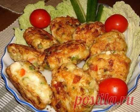 Рецепт очень вкусных и полезных котлет из куриного мяса с овощами и сыром. Вкус у этих котлет получается очень пикантный и необычный!
