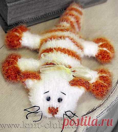 Вязаная игрушка &quot;Кот-лентяй&quot; спицами. / knit-club.ru